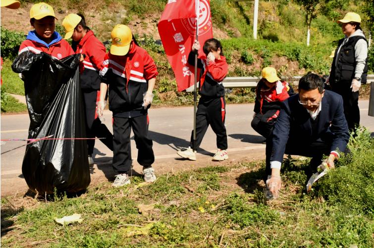 宜宾市一曼小学校开展“党建带队建·薪火相传学雷锋”主题活动