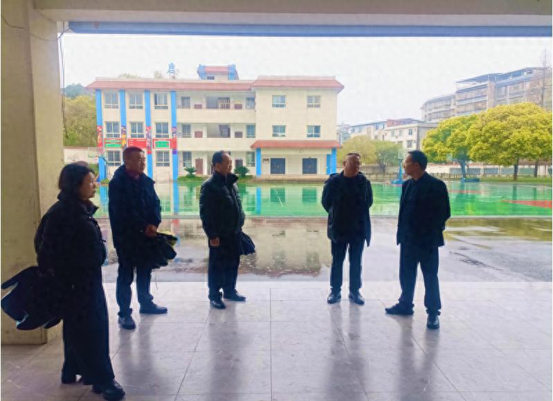 江安县城南教育督导组赴淯江中学开展开学工作专项检查
