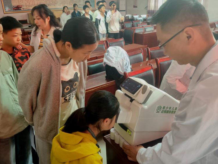 守护“睛”彩视界 点亮光明未来——宜宾市叙州区双龙学校开展2026春期爱国卫生运动之免费视力筛查活动