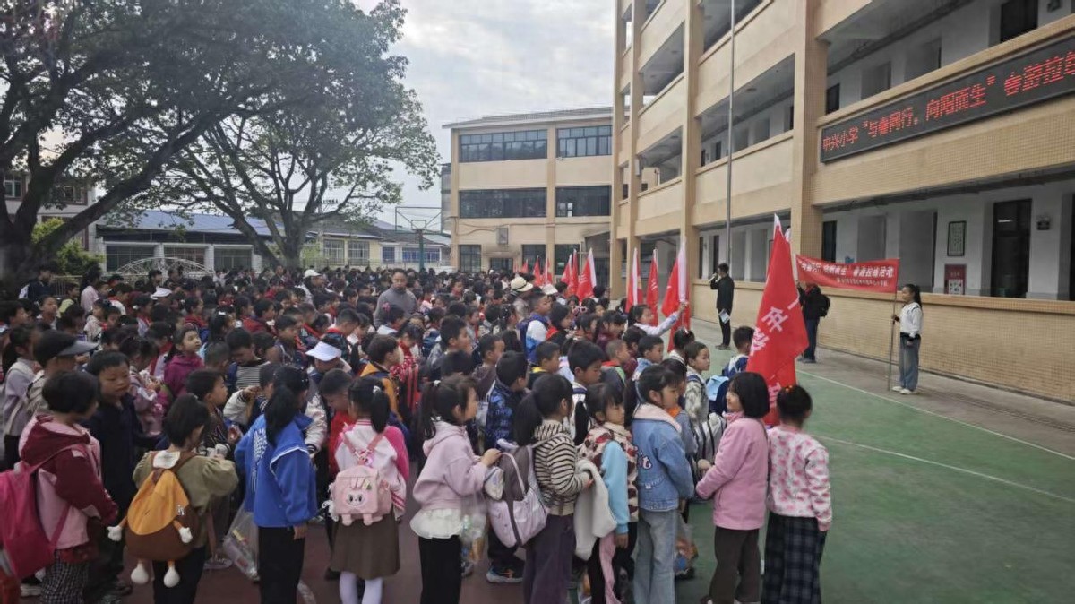 遂宁安居区中兴小学开展“与春同行，向阳而生”春季春游拉练活动