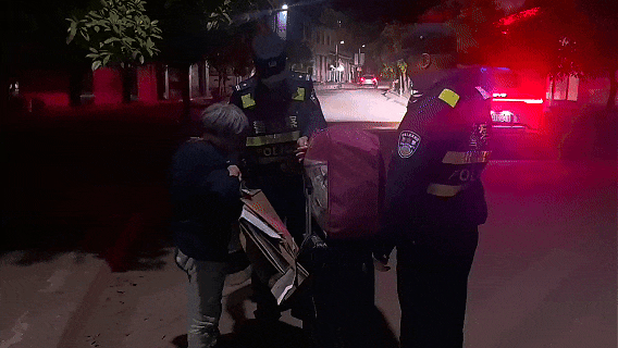 三台步行到大英！老人离家出走遂宁民警深夜护送回家
