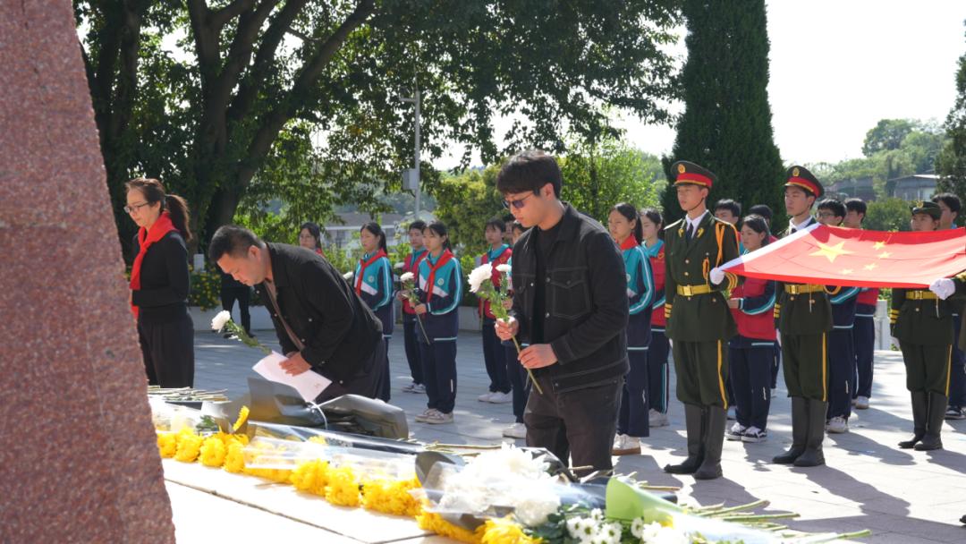 缅怀先烈志 砥砺爱国情——遂宁一中开展“清明祭英烈”主题活动