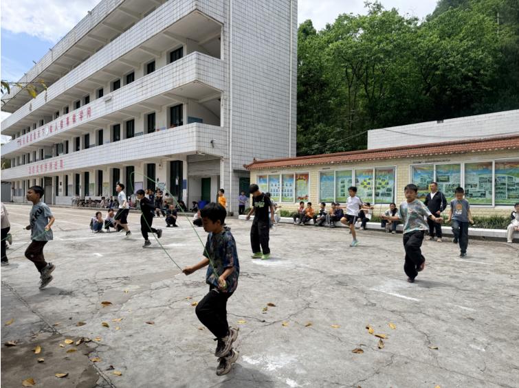 春风砺志燃赛场 少年逐梦绽芳华——宜宾市叙州区双龙学校罗河小学校区举行2026年春季运动会