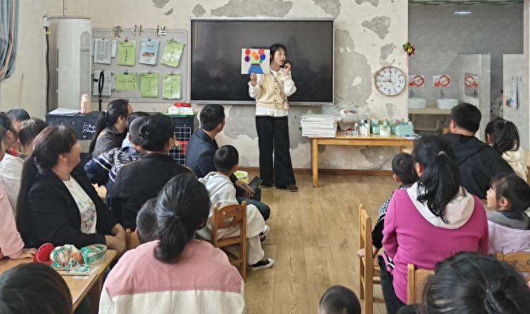 毛线魔法 创意无限——宜宾市叙州区双龙镇中心幼儿园开展毛线粘贴亲子活动