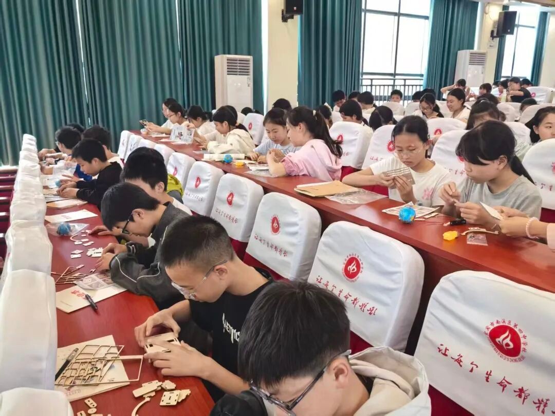 七秩问天路 携手探九霄——宜宾市南溪四中携手哈工大研支团开展航天科创主题活动