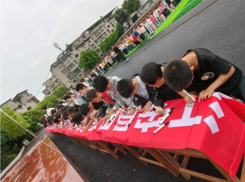 防溺不松懈 签名践承诺——江安县白沙小学校开展防溺水安全教育签名活动