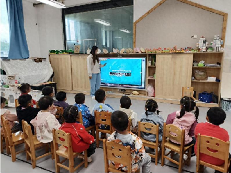 创新筑梦 守护智慧火花——宜宾市南溪区大观镇中心幼儿园开展知识产权日教育活动