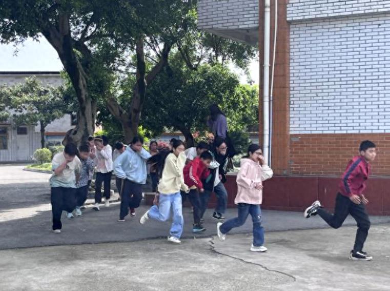 筑牢安全防线 守护师生平安——宜宾市南溪区林丰学校开展消防安全演练