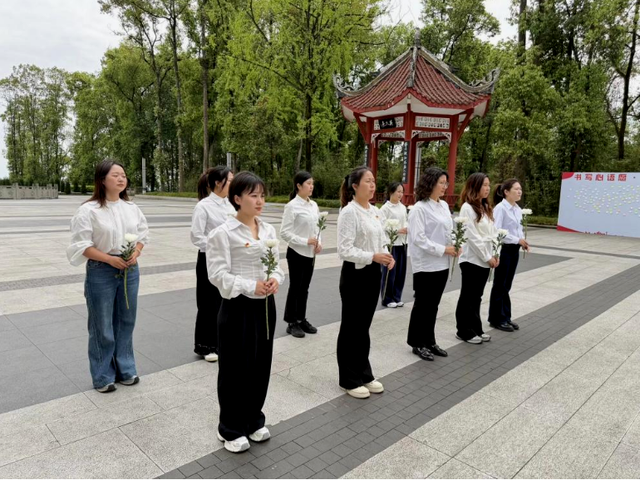 宜宾市南溪区蜀粤集团园开展“清明祭英烈 铸魂守初心”主题党日活动