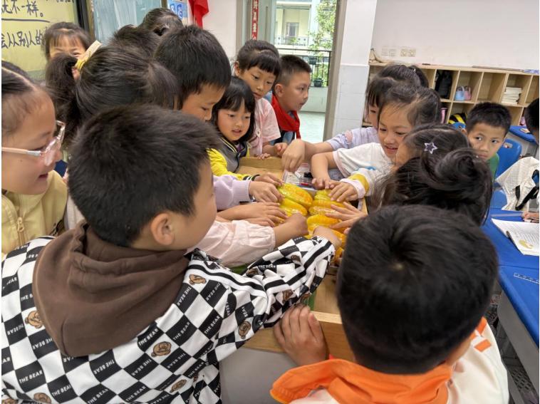 品杨桃悟真知 课堂融生活——宜宾市南溪区福临小学校二年级2班开展《画杨桃》主题实践活动