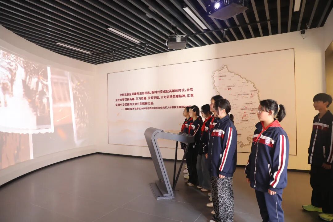 缅怀革命先烈 共育有为师生——遂宁四中开展清明节祭英烈主题活动