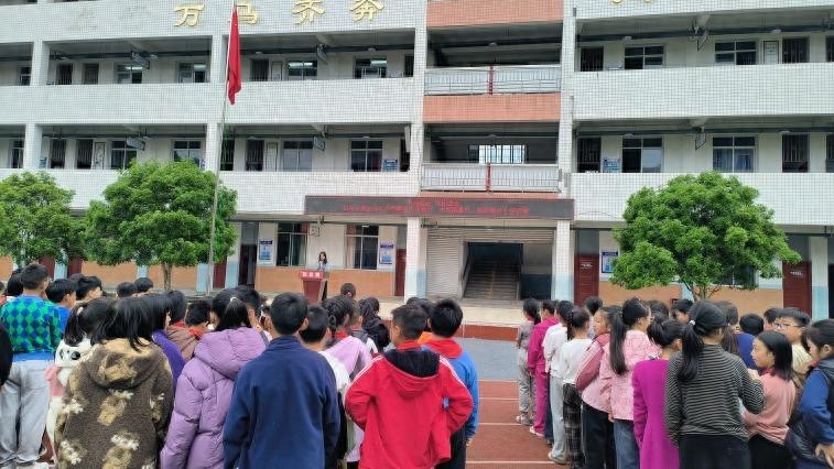 遂宁安居区白马小学开展生命教育、青春期教育、挫折教育专题讲座