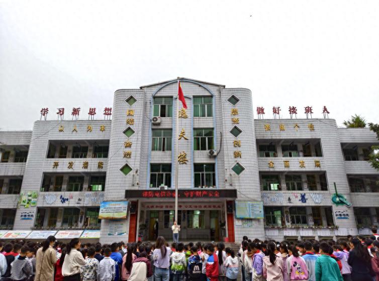 多措并举筑防线 反诈宣传入人心——高县逸夫小学校开展防范电信网络诈骗宣传教育活动