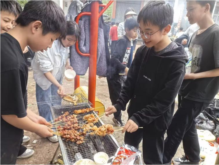 沐春风寻野趣 聆听窗外声音——宜宾市叙州区高场学校开展2026年春假野炊活动