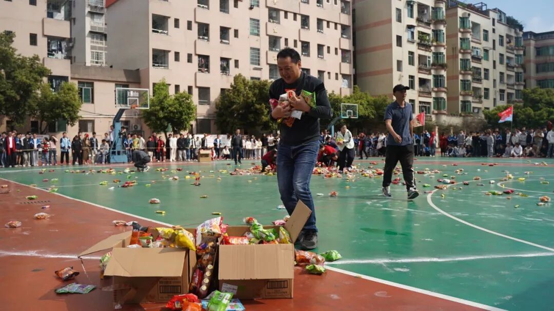 宜宾市南溪四中初三年级开展“为爱冲刺 为你而战”中考减压抢零食大战