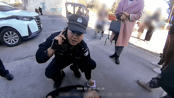 遂宁:老人突发疾病倒地街头，两所民辅警上演暖心“接力救援”