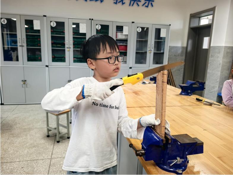匠心筑梦 木创未来——宜宾市南溪区长江学校劳动教育之“小创客”木工课程精彩启幕