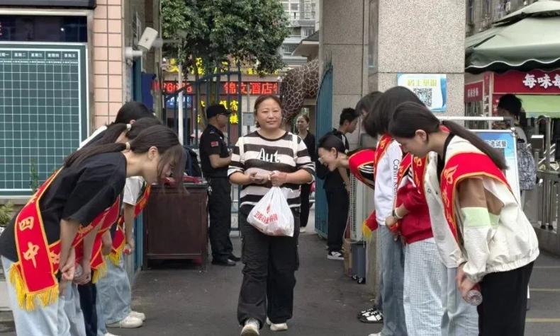 青春助力艺术节 志愿服务暖人心——宜宾市南溪四中学生会志愿者艺术节迎宾志愿服务活动纪实