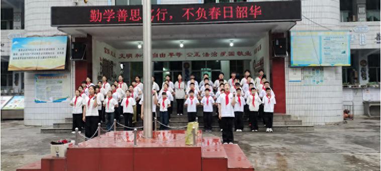 勤学善思笃行 不负春日韶华——高县逸夫小学校六年级二班国旗下才艺展示纪实