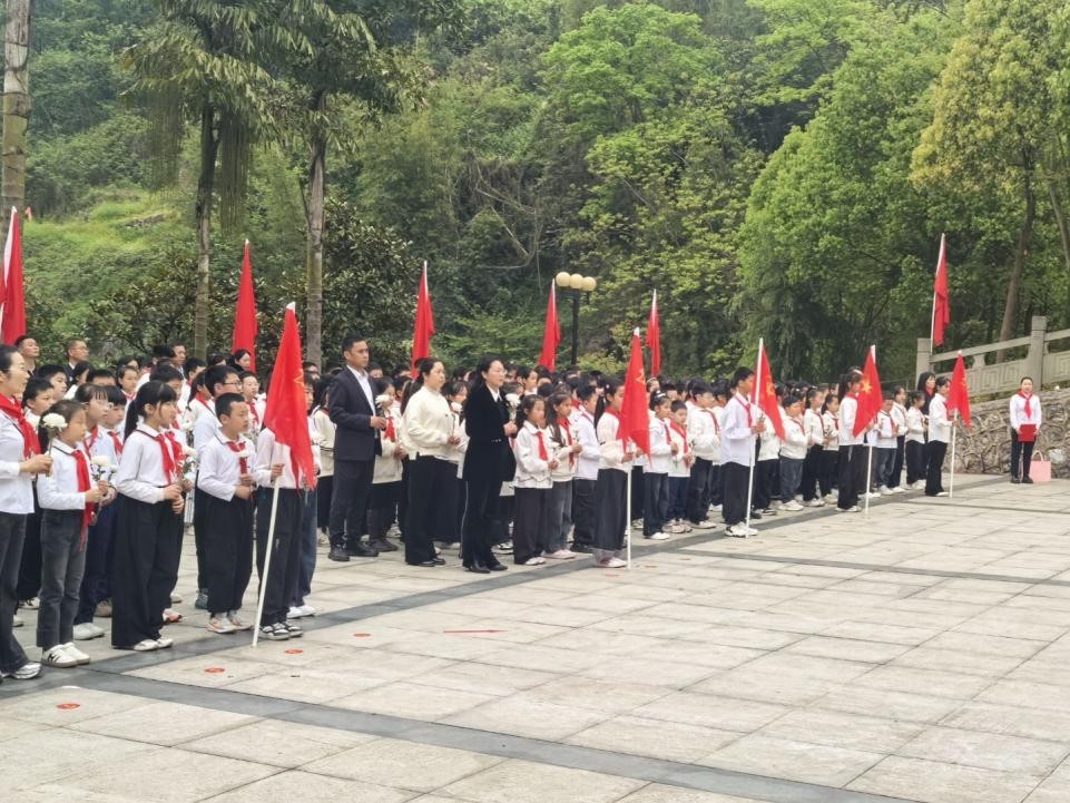追思先辈精神 传承红色基因——珙县实验小学开展清明祭扫缅怀活动