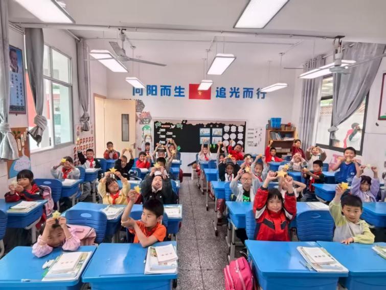 学《画杨桃》悟道理 劳育融课堂润童心——宜宾市南溪区黄沙镇中心小学校二年级开展多元化教学活动