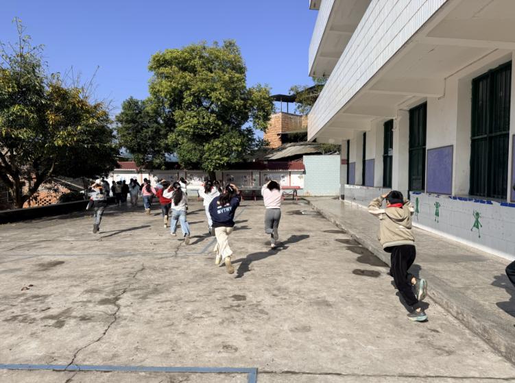 宜宾市叙州区双龙学校罗河小学校区开展2026年春期地震应急逃生演练