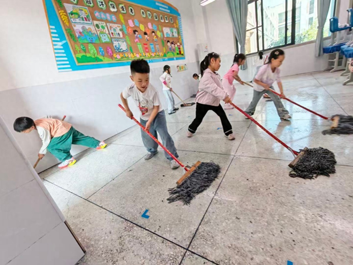 整治校园环境 筑牢健康防线——宜宾市南溪区福临小学校扎实推进春季爱国卫生工作