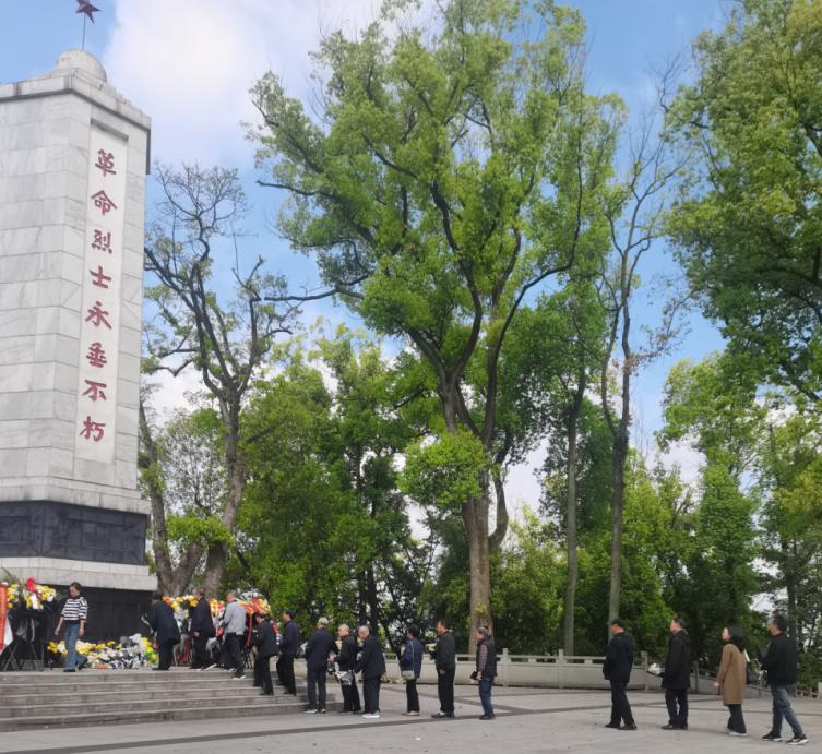 银发祭英烈 初心映党旗——宜宾市南溪区开展离退休干部清明祭扫活动