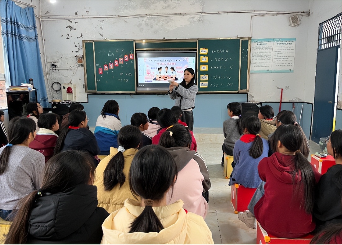 关爱青春 护航成长——安居区中兴小学开展女生青春期专题教育活动