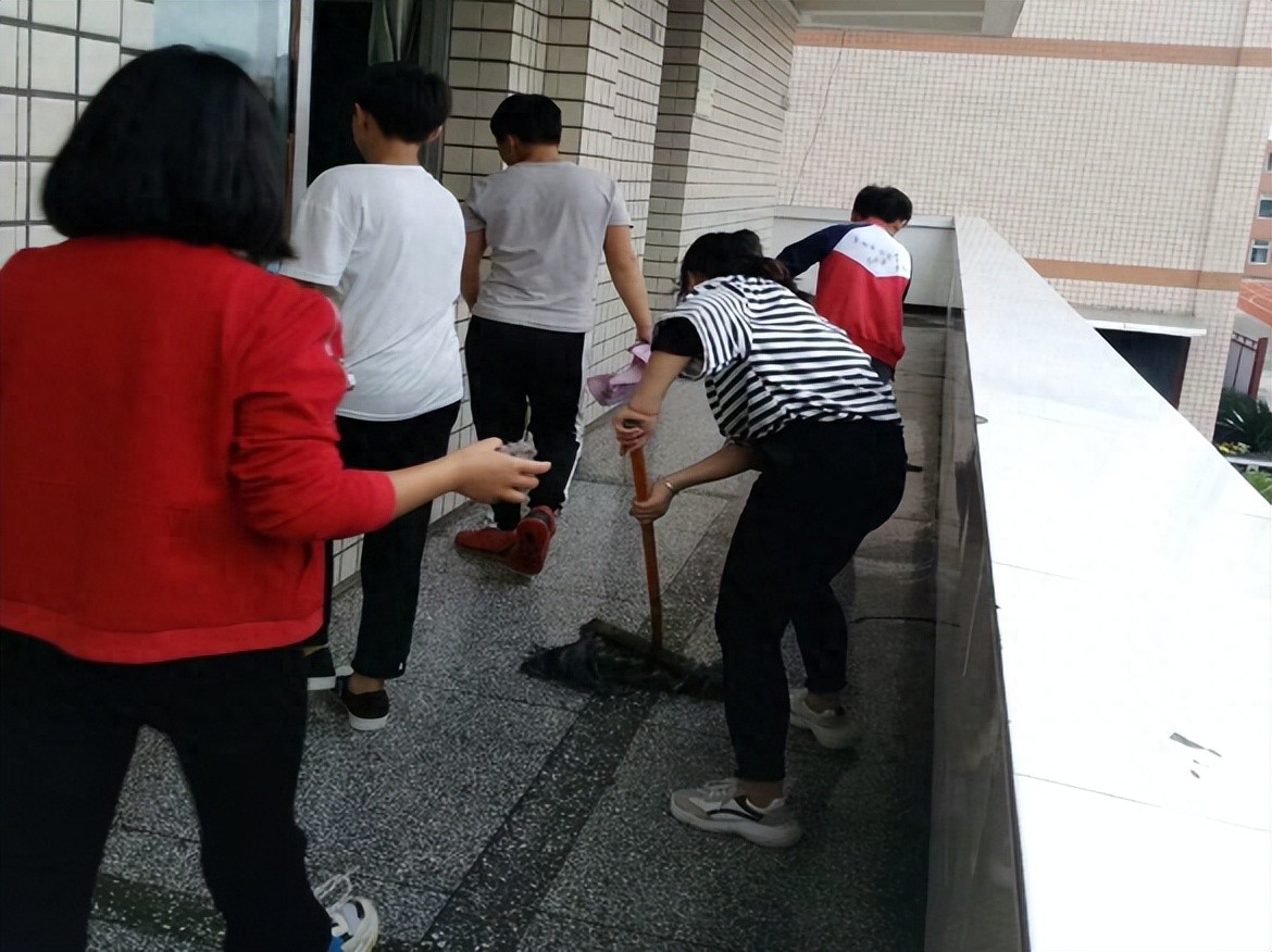 宜宾市南溪四中开展全校大扫除与消杀工作