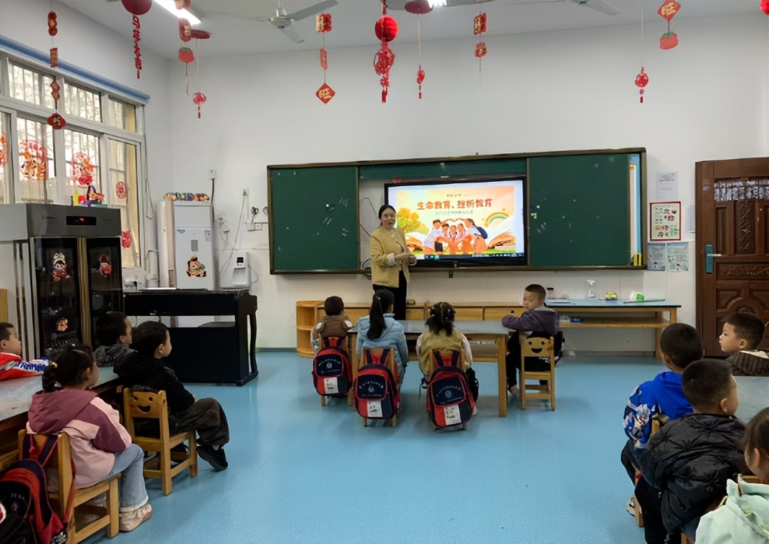 安居区中兴小学开展“生命教育、挫折教育”主题班队活动