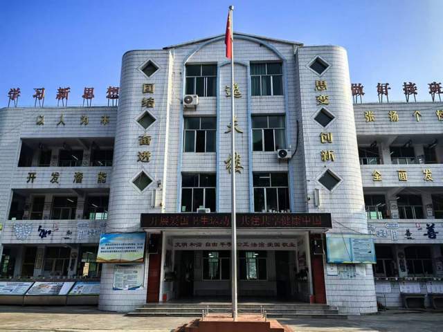 高县逸夫小学校开展爱国卫生专项活动