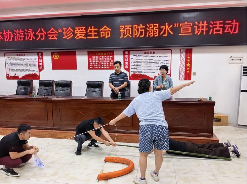 爱心助学暖学子 防溺护航守平安——宜宾市老体协游泳分会到叙州区高新综合高中开展捐资助学暨防溺水宣讲活动