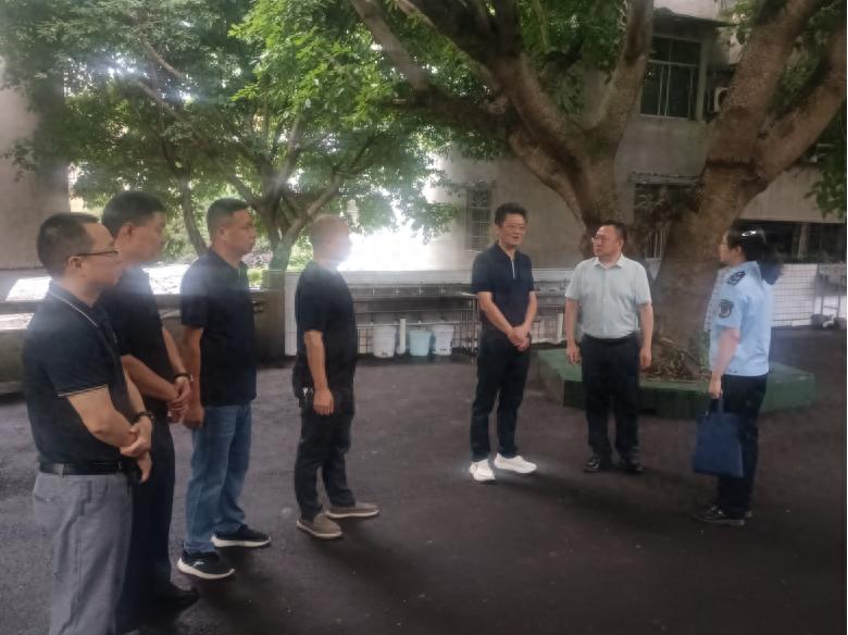 江安县人大常委会副主任李厚云带队到淯江中学专项检查食品安全