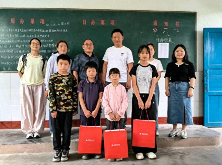 情暖六一 关爱随行——宜宾市多部门赴江安县底蓬小学校绵溪村小开展“六一”慰问活动