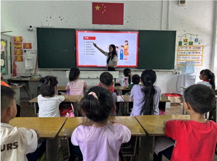 高举队旗跟党走 做新时代好少年——高县逸夫小学校举行少先队新队员入队仪式