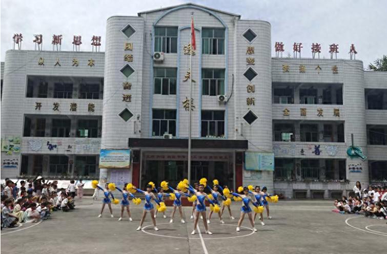 缤纷六一齐欢聚 快乐游园趣童年——高县逸夫小学校开展庆祝“六一”儿童节活动