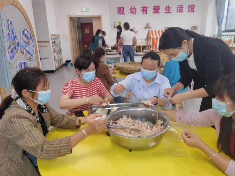 宜宾市南溪区大观镇中心幼儿园开展“膳食相约 巧手包鲜香”主题活动