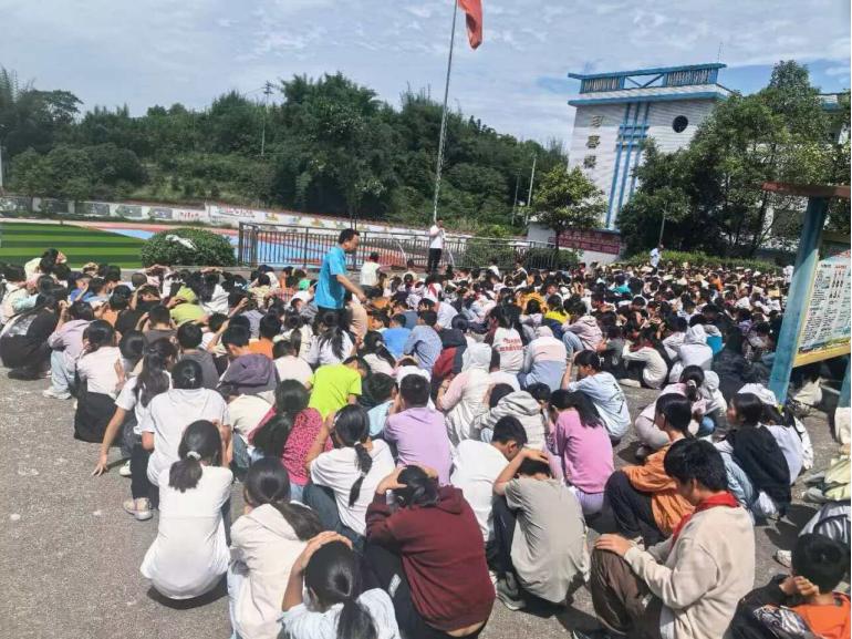 江安县留耕镇中心小学校开展防震应急疏散演练