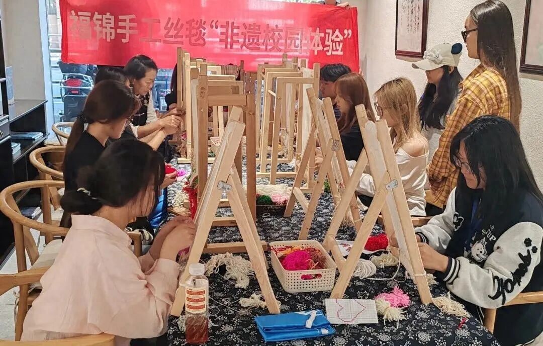 遂宁船山区：让非遗福锦 “活”在青年指尖