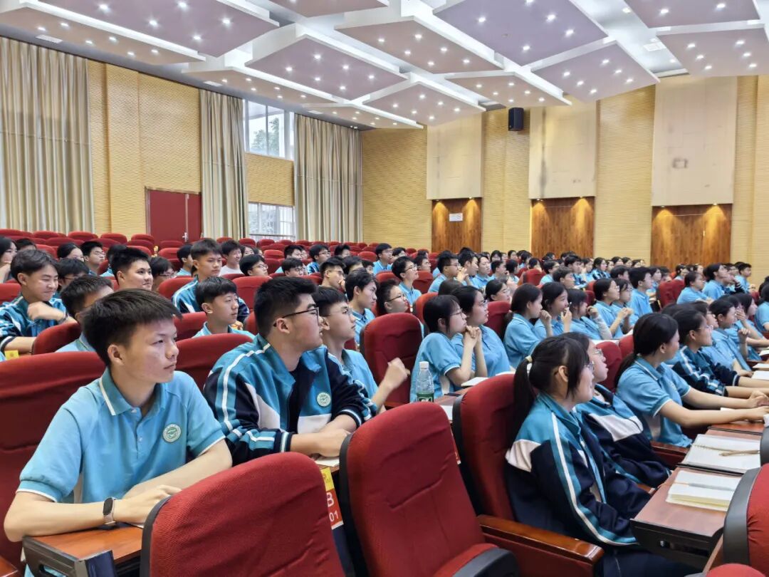 遂宁一中高2028届优生座谈会——聚焦短板 精准提升 下半程再出发！