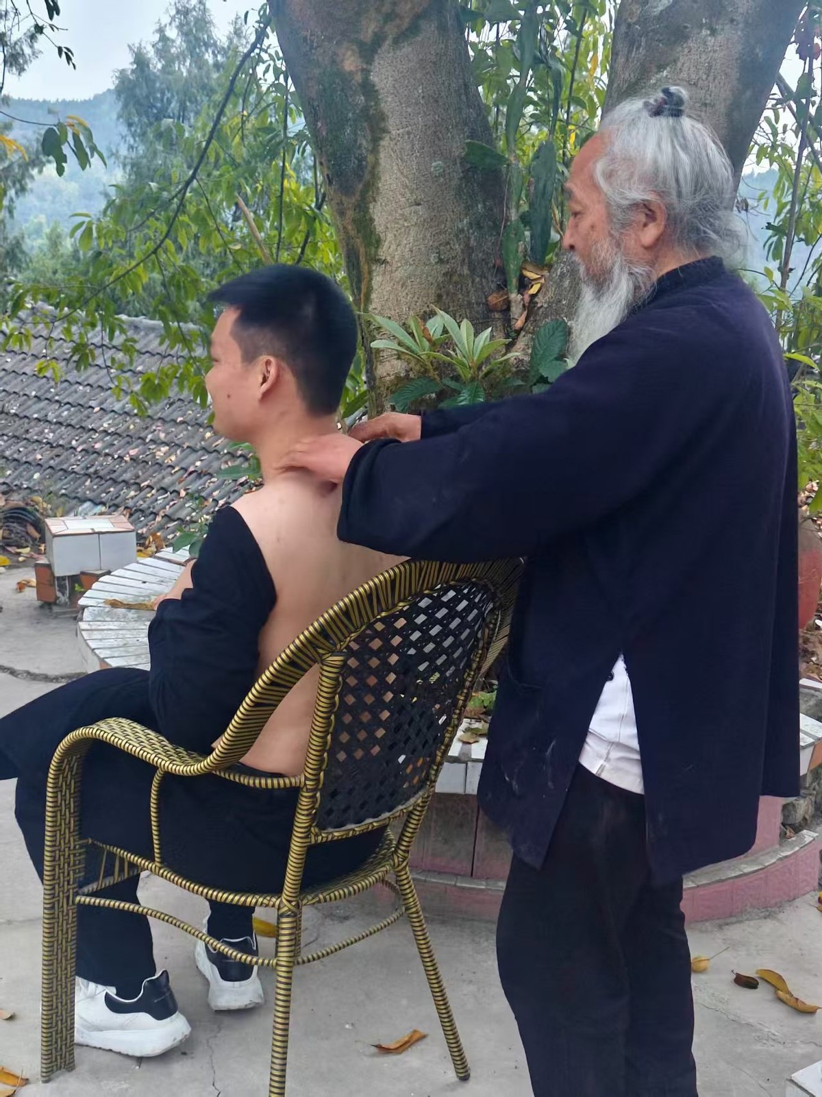 坚守甘作苦行人——记蓬溪县卧龙道观道长陈至祥