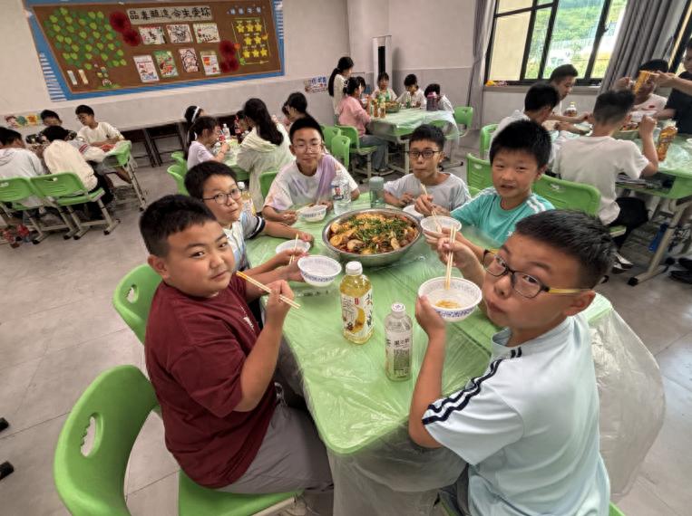 宜宾市南溪区福临小学校六年级一班：教室里飘起钵钵鸡香