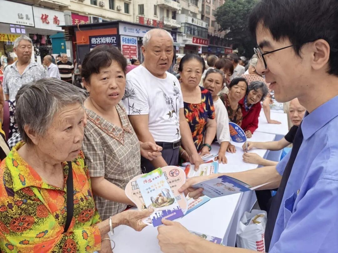 守住钱袋子 护好幸福家 大英县检察院开展防范非法集资集中宣传活动
