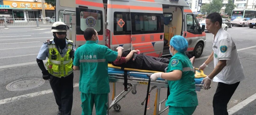 遂宁交警蹲下身轻声安慰，趴在地上呻吟的她