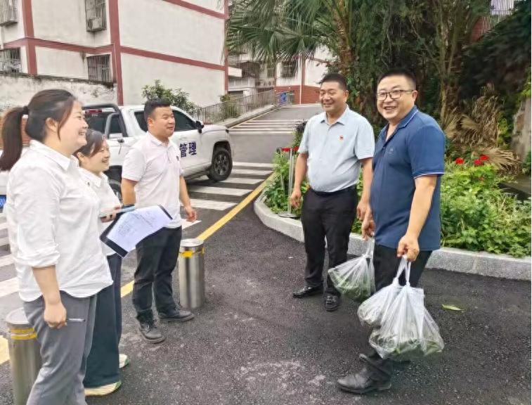 端午送温情 关怀暖人心——屏山县新市镇龙口社区、先锋村到新市镇九年一贯制学校开展教职工端午慰问活动