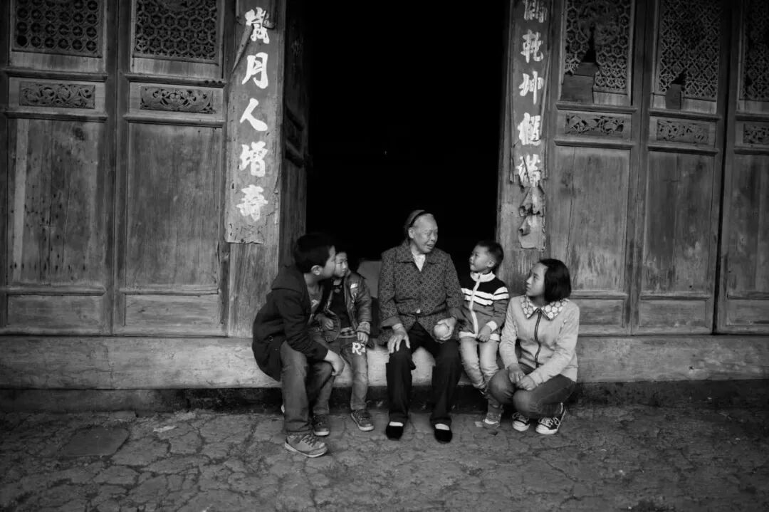 聚焦时代变迁与百姓生活——杨斌的摄影艺术与社会价值简析