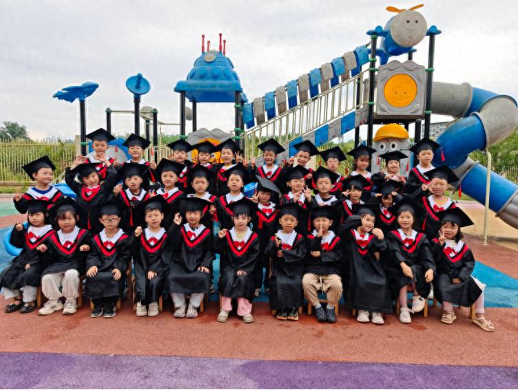 落笔留夏 定格童年——宜宾市叙州区双龙镇中心幼儿园举行2026届大班毕业典礼
