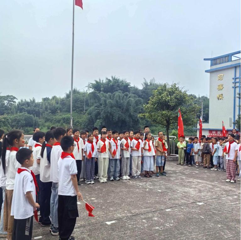 唱响红色旋律 厚植爱国情怀——江安县留耕镇中心小学校举行升旗仪式暨红歌展演活动
