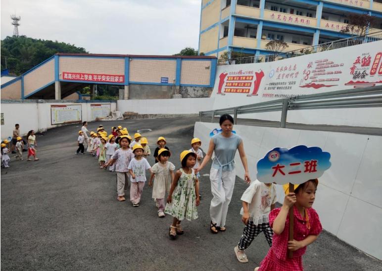 初探小学新模样 衔接赋能促成长——江安县底蓬小学校开展幼小衔接校园探秘体验活动